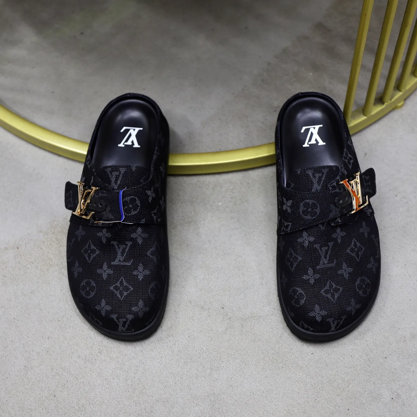 Ex-factory price: 520💰🙅‍♂️🙅‍♂️🙅‍♂️Birkenstock Brand: LV Louis Vuitton Standard code: 38-45 (cowhide lining) Grade: Same as the official website Material: Original presbyopic fabric design Original rubber wear-resistant molded outsole Style category: Men's fashion sandals Distinguished luxury brand elements Top luxury Color: Actual picture color